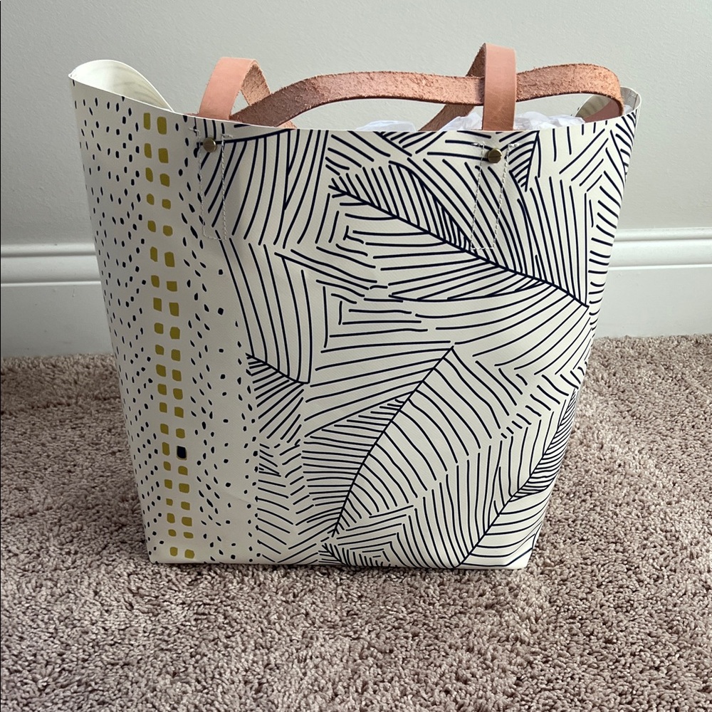 NWT Kestrel Vinyl Tote w Leather Straps